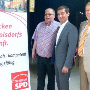 v.l.: Ortsvereinsvorsitzender Jürgen Weller, Bundestagskandidat Sebastian Hartmann und Landtagsabgeordneter Achim Tüttenberg