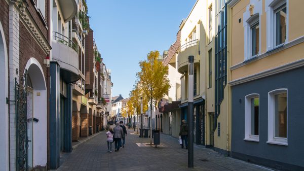 SPD_Fraktion_Troisdorf_Innenstadt_Begehung_Klima_Dokumentation_Fassadengeruenung_Poststra__e