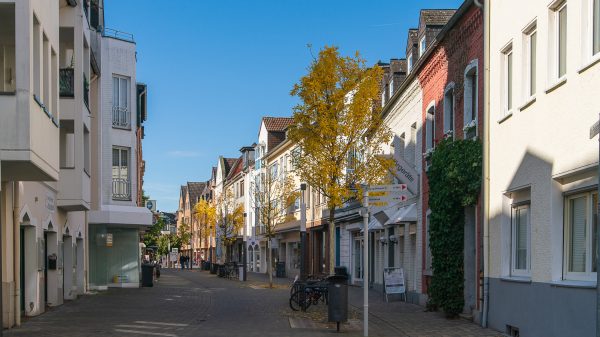 SPD_Fraktion_Troisdorf_Innenstadt_Begehung_Klima_Dokumentation_Fassadengeruenung_Poststra__e_II
