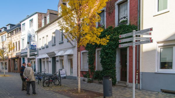 SPD_Fraktion_Troisdorf_Innenstadt_Begehung_Klima_Dokumentation_Fassadengeruenung_Poststra__e_Waechter_Deutschle