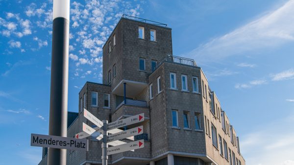 SPD_Fraktion_Troisdorf_Innenstadt_Begehung_Klima_Dokumentation_Menderesplatz_Versicherungsgebaeude_Fassadenbegruenung